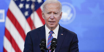 Joe Biden, Präsident der USA, spricht im South Court Auditorium im Eisenhower Executive Office Building. Foto: Evan Vucci/AP/dpa