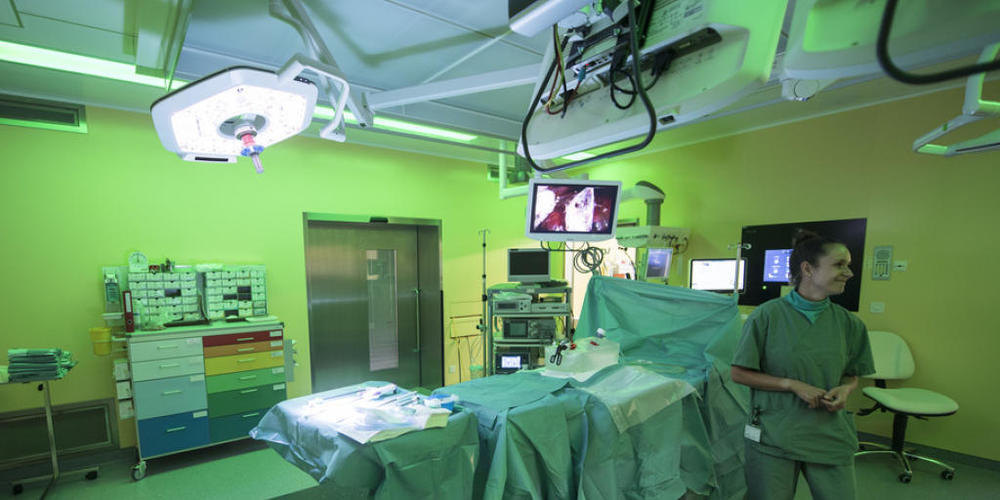 Patienten, denen eine nicht notfallmässige Operation bevorsteht, sollten ihre Covid-Impfung auch dann erhalten, wenn sie noch gar nicht an der Reihe sind. Das würde jährlich weltweit 60'000 Leben retten, hat ein internationales Forschungsteam erre...