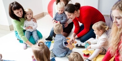 Mütter und Kinder treffen und tauschen sich aus.