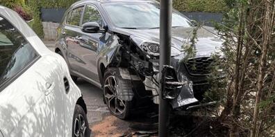 Wahrscheinlich wegen gesundheitlicher Probleme hat ein 77-Jähriger in Binningen im Baselbiet die Kontrolle über sein Auto verloren und ist heftig gegen ein anderes Auto sowie einen Stützpfeiler geprallt.