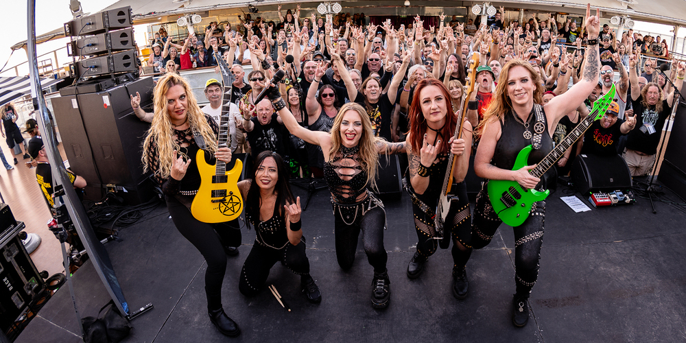 Courtney Cox (Gitarre), Lala Frischknecht (Drums), Laura Guldemond (Gesang), Romana Kalkuhl (Gitarre, Band-Leaderin) und Jay Grob (Bass)