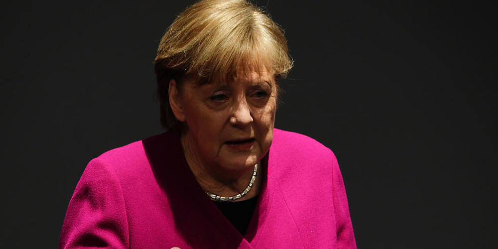 Bundeskanzlerin Angela Merkel (CDU) gibt im Bundestag eine Regierungserklärung zur Corona-Pandemie und zum Europäischen Rat ab. Foto: Michael Kappeler/dpa