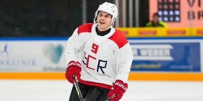 Lakers-Verteidiger Mika Henauer (hier im Retro-Trikot) soll beim EHC Basel in der Swiss League mehr Eiszeit bekommen. (Archivbild)