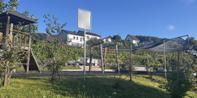 Der Spielplatz wird erneuert.
