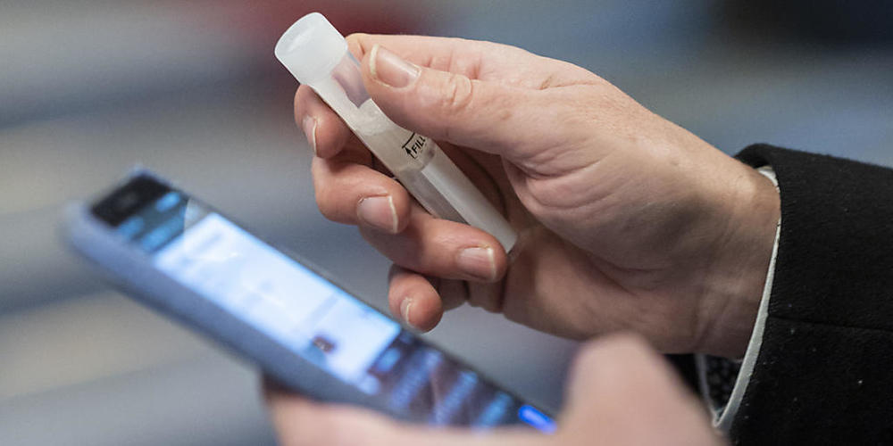 In der Schweiz und in Liechtenstein sind dem Bundesamt für Gesundheit (BAG) am Donnerstag innerhalb von 24 Stunden 2046 neue Coronavirus-Ansteckungen gemeldet worden. Mit einer Testoffensive soll das Corona-Virus in Schach gehalten werden. (Symbol...