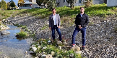 Die Mobiliar beteiligt sich an den Kosten des Hochwasserschutzprojekts (v.l.): René Bruderer (Geschäftsleiter Bau und Infrastruktur der Gemeinde Flawil) und Steven Stüdli (Generalagent der Mobiliar Generalagentur Flawil).