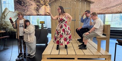 Das Komiktheater ist eine inklusive Theatergruppe, die Menschen mit und ohne Beeinträchtigung auf der Bühne vereint