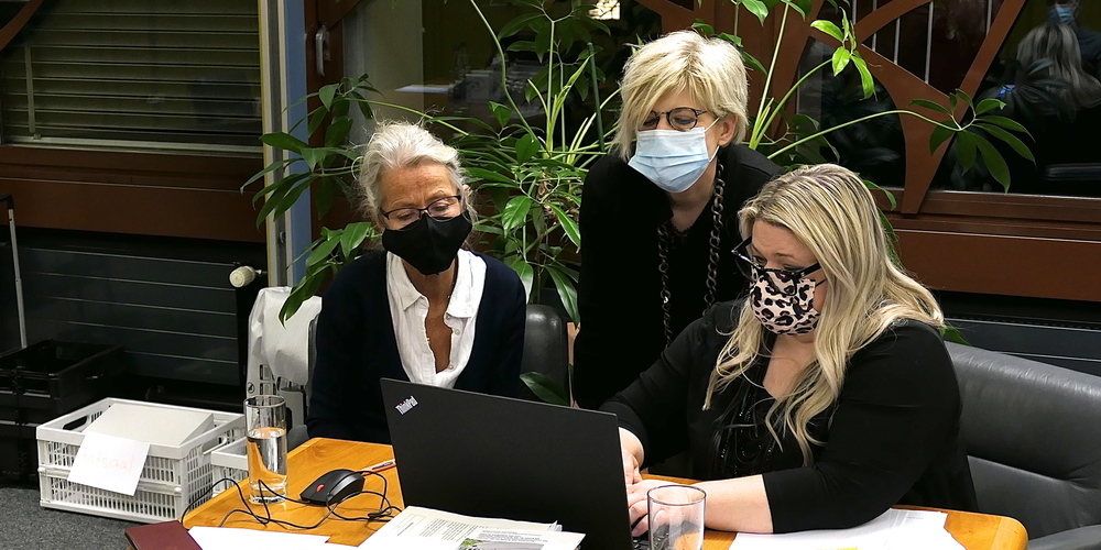 v.l. Yvonne Naef, Gemeindepräsidentin Christa Köppel und Miriam Stoffel beantworteten die Fragen der Bürger zum Thema Altersheim und Liegenschaften