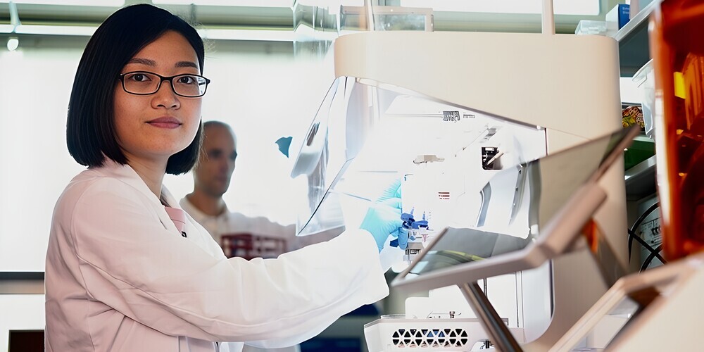 Empa-Forscherin Hien Le arbeitet an einer künstlichen Hornhaut aus Hydrogel für Menschen mit Sehbeeinträchtigung