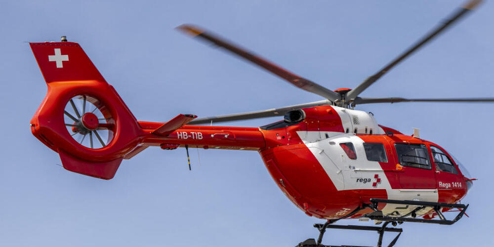 Die Rega flog den schwer verletzen Töfffahrer ins Spital. (Archivbild)