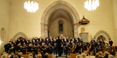 Chor und Orchester der Chorwoche Zürcher Oberland 2025 unter der Leitung von Roger Widmer beim Abschlusskonzert in der Reformierten Kirche Rüti.
