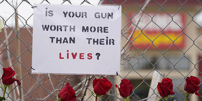 Ein Schild mit der Aufschrift «Is your gun worth more than their lives?» («Ist deine Waffe mehr Wert als ihre Leben?») hängt am Zaun vor dem Einkaufskomplex in Boulder in Colorado. Ein Schütze hat dort zehn Menschen getötet. Foto: David Zalubowski...