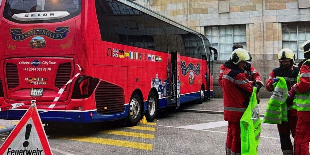 Ein Touristenbus prallte am Dienstagnachmittag in die Fassade des Zürcher Kunsthauses. Polizei und Feuerwehr sind im Einsatz.