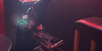 Beim Einbruch in einen Gastronomiebetrieb öffnete die unbekannte Täterschaft mit Werkzeug einen Spielautomaten und entfernte sich mit dem Bargeld.