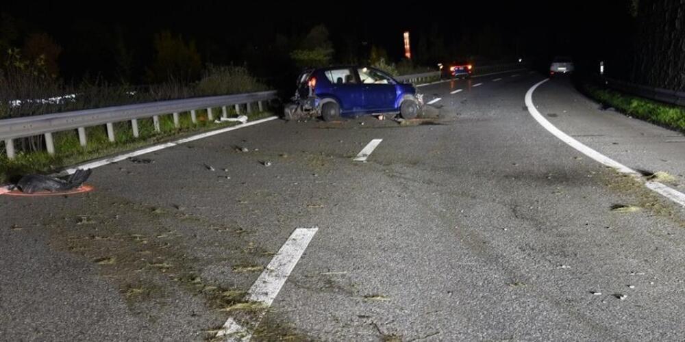 Insgesamt drei Autos verunfallten auf der A13 bei Domat/Ems GR.