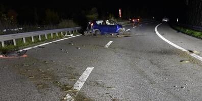 Insgesamt drei Autos verunfallten auf der A13 bei Domat/Ems GR.