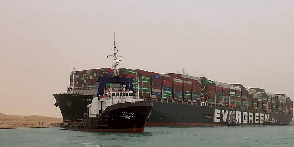Die ägyptischen Behörden rechnen damit, dass die Blockade des Suez-Kanals durch ein quer stehendes Container-Schiff in Kürze wieder beseitigt werden kann.