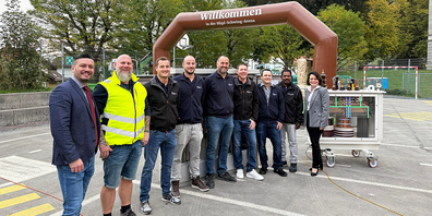 Mitarbeitende der Gemeindewerke Schübelbach mit Gemeinderätin Janine Bodmer (ganz re.) und Abteilungsleiter Fancesco Vinci (ganz li.).