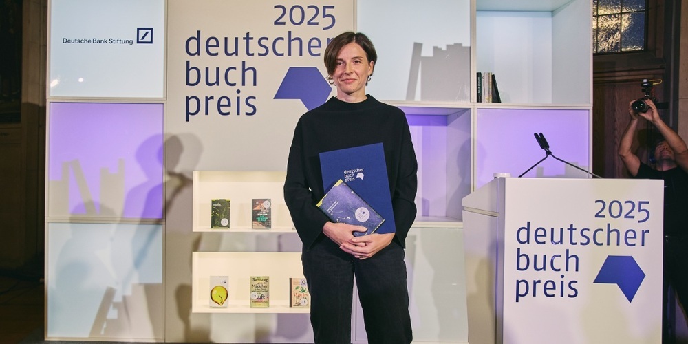 Dorothee Elmiger hat mit dem Roman «Die Holländerinnen» (Carl Hanser Verlag) den Deutschen Buchpreis 2025 gewonnen.