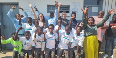 Feierliche Übergabe: Das Fussballteam der Dorfschule am Kavango/Namibia kickt künftig im Trikot des FC Rebstein.