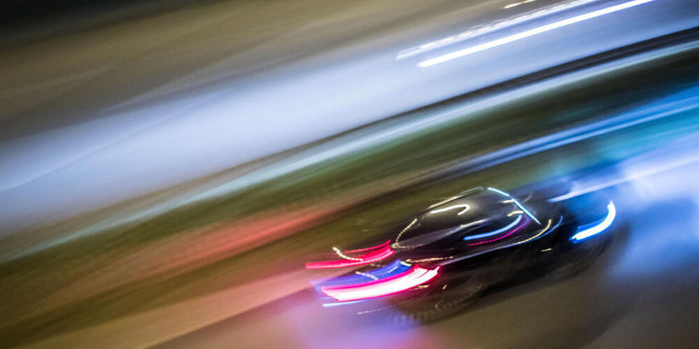 Ohne sich um den Verletzten zu kümmern, flüchtete in Glarus ein unbekannter Autofahrer nach einem Zusammenstoss mit einem Velofahrer. (Symbolbild)