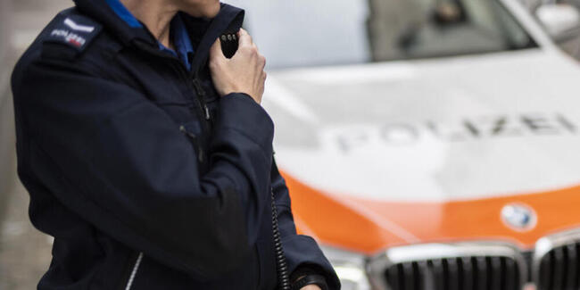 Die St. Galler Kantonspolizei nahm eine Frau fest, die in einer Wohnung in Necker einen Mann mit einem Messer verletzt haben soll. (Symbolbild)