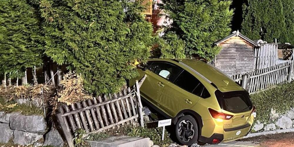 Kurz eingenickt: Der Wagen eines 20-jährigen Lenkers blieb zwischen zwei Thujenbäumen stecken.