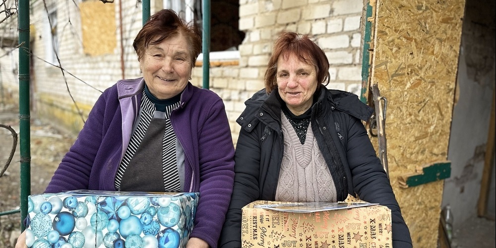 Lokale Partner verteilen die Päckli vor Ort.