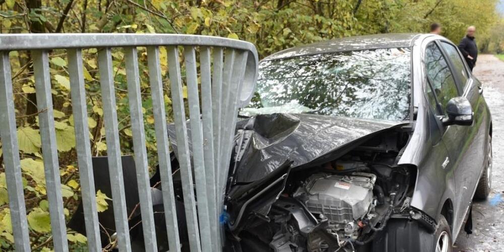 Der Wagen des 79-jährigen Lenkers prallte auf einem Fuss- und Radweg in ein Brückengeländer.