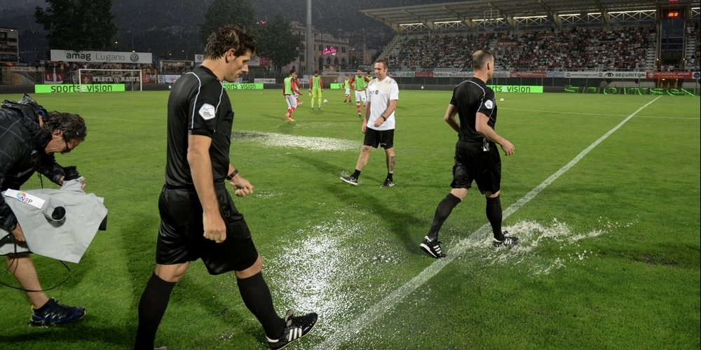 Der St. Galler Auftritt im Cornaredo fiel wortwörtlich ins Wasser. Schiedsrichter Turkes musste die Partie abbrechen.