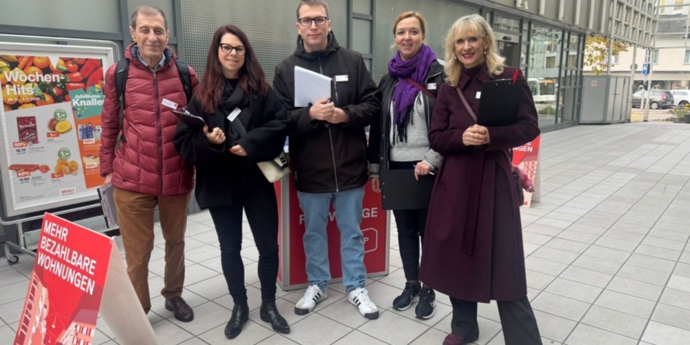 Mitglieder der SP Kloten sammeln, unterstützt durch die kantonale Co-Parteipräsidentin Michèle Dünki-Bättig (zweite von links) und Nationalrätin Priska Seiler Graf (rechts), Unterschriften für die neue Wohninitiative.