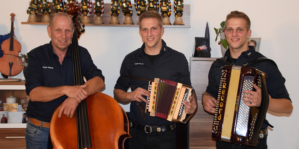 Das Ländlertrio Rusch Büeblä - Vater Roger (v. l.) und die Zwillinge Cyrill und Simon Rusch. Foto: Irene Lustenberger