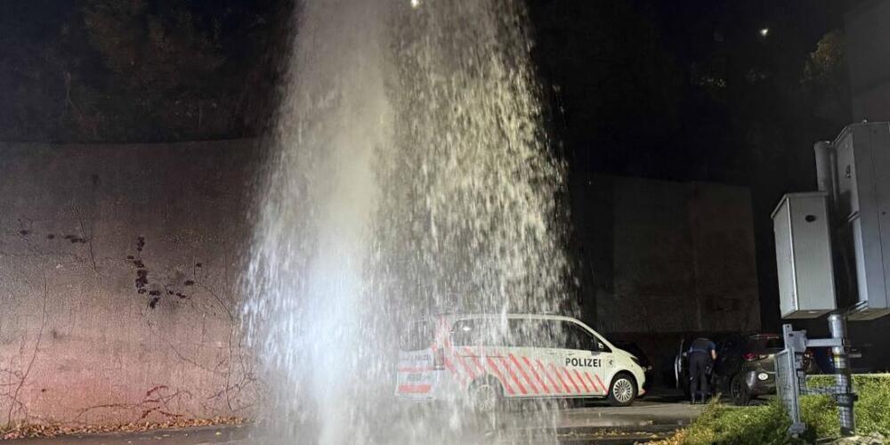 Ein Auto rammte am Samstag in Chur einen Hydranten.