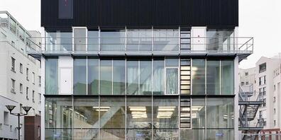 Das Kultur- und Sportzentrum im Pariser Quartier Saint-Blaise: Für den Glas-Bau, der durchzogen ist von zahlreichen Diagonalen, erhält das Architektenduo Bruther den mit 100'000 Franken dotierten Swiss Architectural Award.