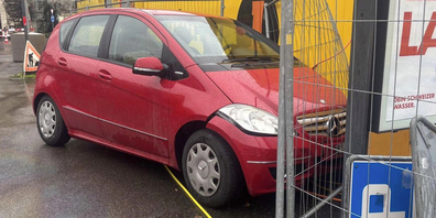 Am Unfallfahrzeug entstand erheblicher Sachschaden, weshalb es durch ein Abschleppunternehmen abtransportiert werden musste.