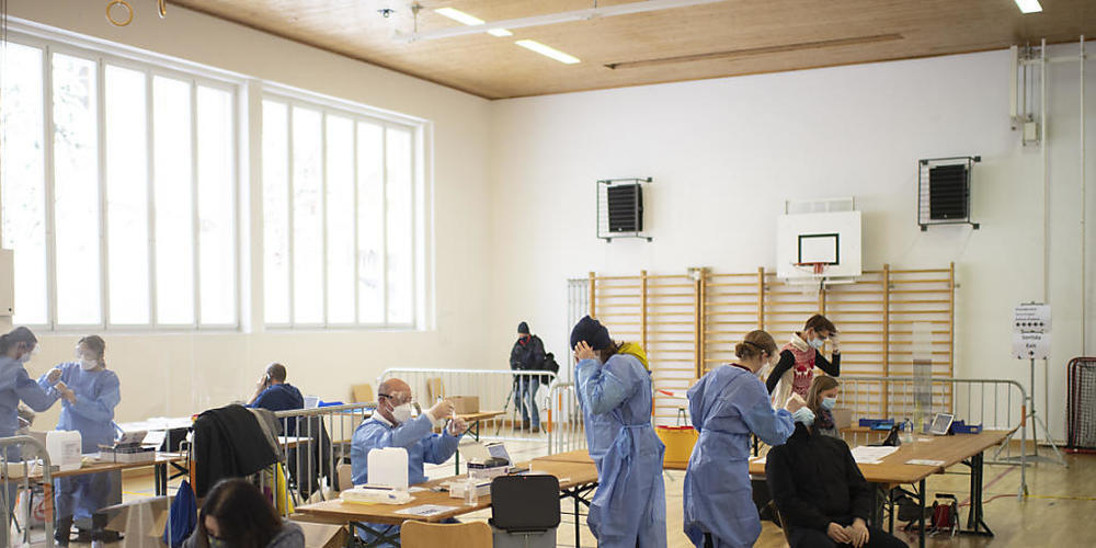 Zuerst führte Graubünden freiwillige Flächentests für die Bevölkerung durch, wie hier in Zuoz.  Später starteten regelmässige Testungen in Schulen und in der Wirtschaft. (Archivbild)