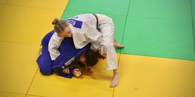 Noemi Ruchti (weiss) holt in Uster Gold bei den U18 und Silber bei den U21.