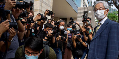 Der pro-demokratische Rechtsanwalt Martin Lee (r) kommt vor einem Gericht in Hongkong an. Foto: Vincent Yu/AP/dpa