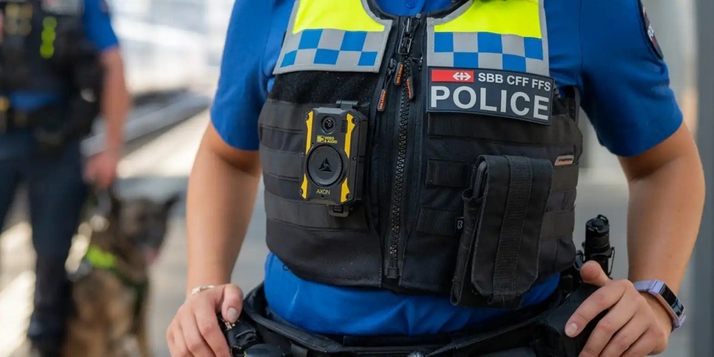 Um die Sicherheit im öffentlichen Verkehr weiter zu erhöhen, hat die Transportpolizei Bodycams für das Polizeipersonal eingeführt. Die SBB zieht ein positives Fazit.