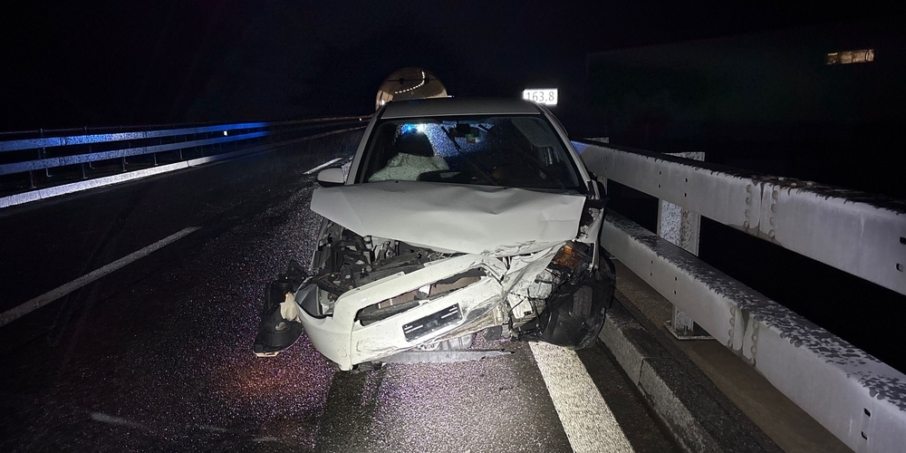 Beim Selbstunfall auf der Autobahn A3 erlitt der 23-jährige Lenker leichte Schürfungen an der Hand, sein Auto wurde völlig beschädigt.