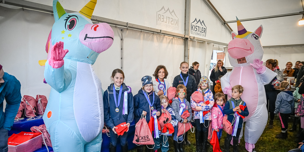 Auch zwei Einhörner schauten vorbei und nahmen die Siegerehrungen vor.