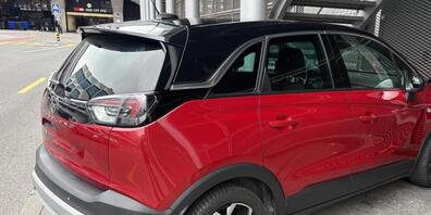 Ein Autolenker verlor am Samstag in der Stadt Luzern die Kontrolle über sein Fahrzeug und prallte ins Kultur- und Kongresszentrum (KKL).