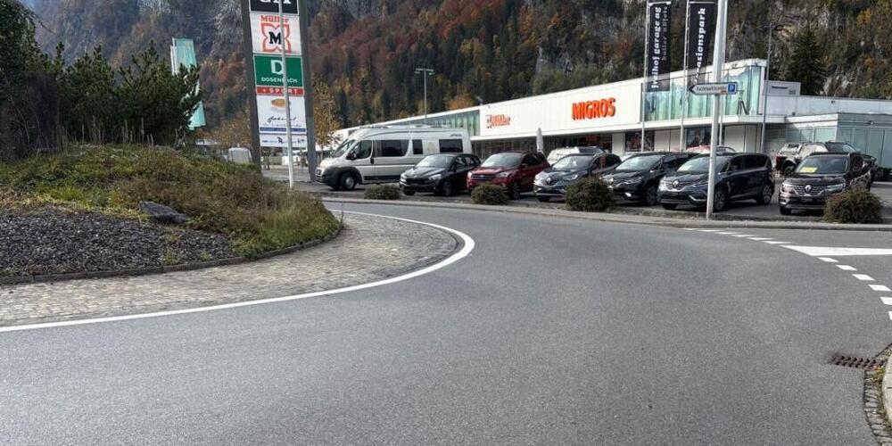 In diesem Kreisel vor dem Einkaufszentrum "Krumm" in Näfels wurde der 15-jährige Velofahrer angefahren.
