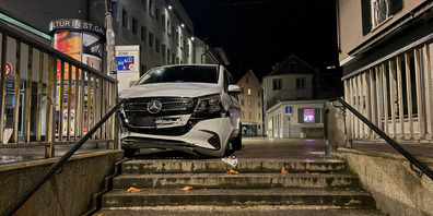 Das Auto prallte schliesslich gegen das Treppengeländer der Unterführung.