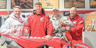 Mit seinem Team startet Nico Greutmann (zweiter von links) nächstes Jahr an der Solo-Motocross-Meisterschaft.