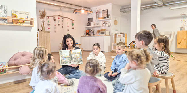 Montag, Dienstag und Mittwoch findet jeweils während drei Stunden die Spielgruppe statt. Diese hat einen fixen Ablauf mit freiem Spielen sowie gemeinsamen Aktivitäten. Gegen Ende des Morgens liest Daniela Magni Ramos stets aus einem Kinderbuch vor.