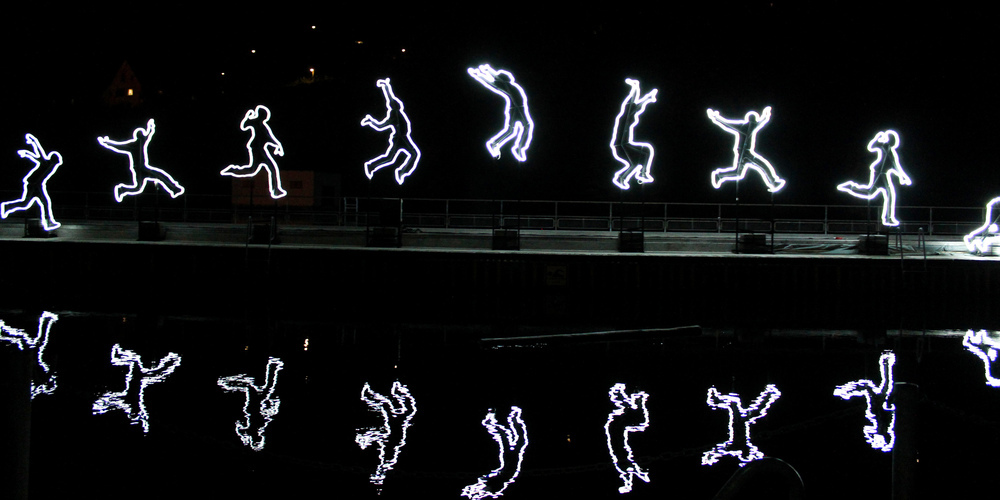 Ein Spiel aus Lichter und Bewegung. In der Rhybadi präsentiert der Italiener Angelo Bonello seine Lichtinstellation «Run Beyond».