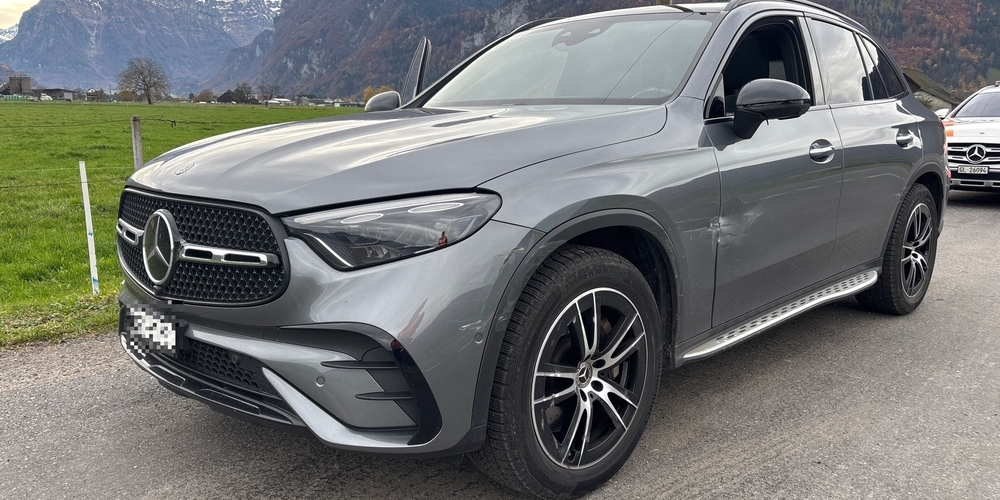 Ein unbekanntes, noch zu ermittelndes Auto soll durch sein Ausscheren die Kollision dieses Autos mit der A3-Mittelleitplanke verursacht haben.