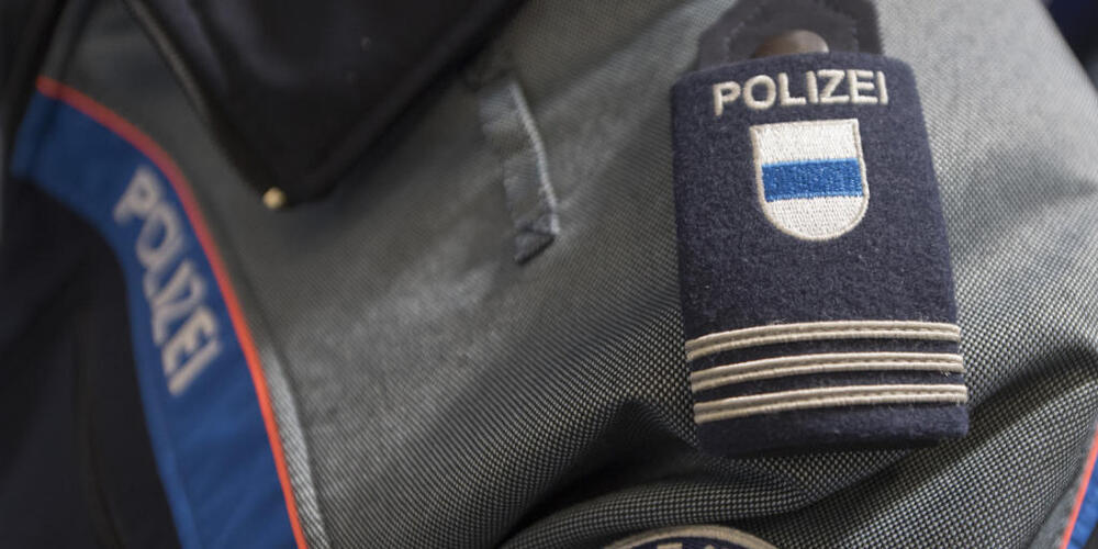 Am Montagmorgen hat sich im Hertiquartier in der Stadt Zug ein schwerer Arbeitsunfall ereignet. Ein 49-jähriger Bauarbeiter stürzte vier Meter in die Tiefe. (Symbolbild)