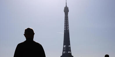 Im Kampf gegen Corona hat Frankreichs Staatschef Emmanuel Macron Beschränkungen landesweit verschärft und Schulschließungen angekündigt. Foto: Gao Jing/XinHua/dpa